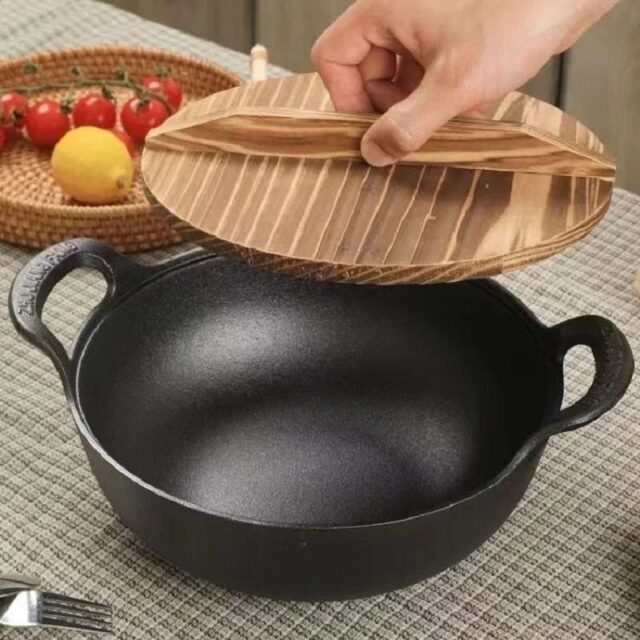 Pre-seasoned-Pure-Cast-Iron-Flat-Bottom-Wok-with-Wooden-Lid-.jpg Pre-seasoned-Pure-Cast-Iron-Flat-Bottom-Wok-with-Wooden-Lid-.jpg